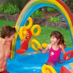 Aire De Jeux Gonflable Arc-en-Ciel Intex -Bleu Piscine aire de jeux arc en ciel ambiance anneauxjpg min