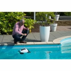 Robot Nettoyeur De Fond De Piscine Ubbink Robotclean Accu -Bleu Piscine robot accupool ambiance2 min